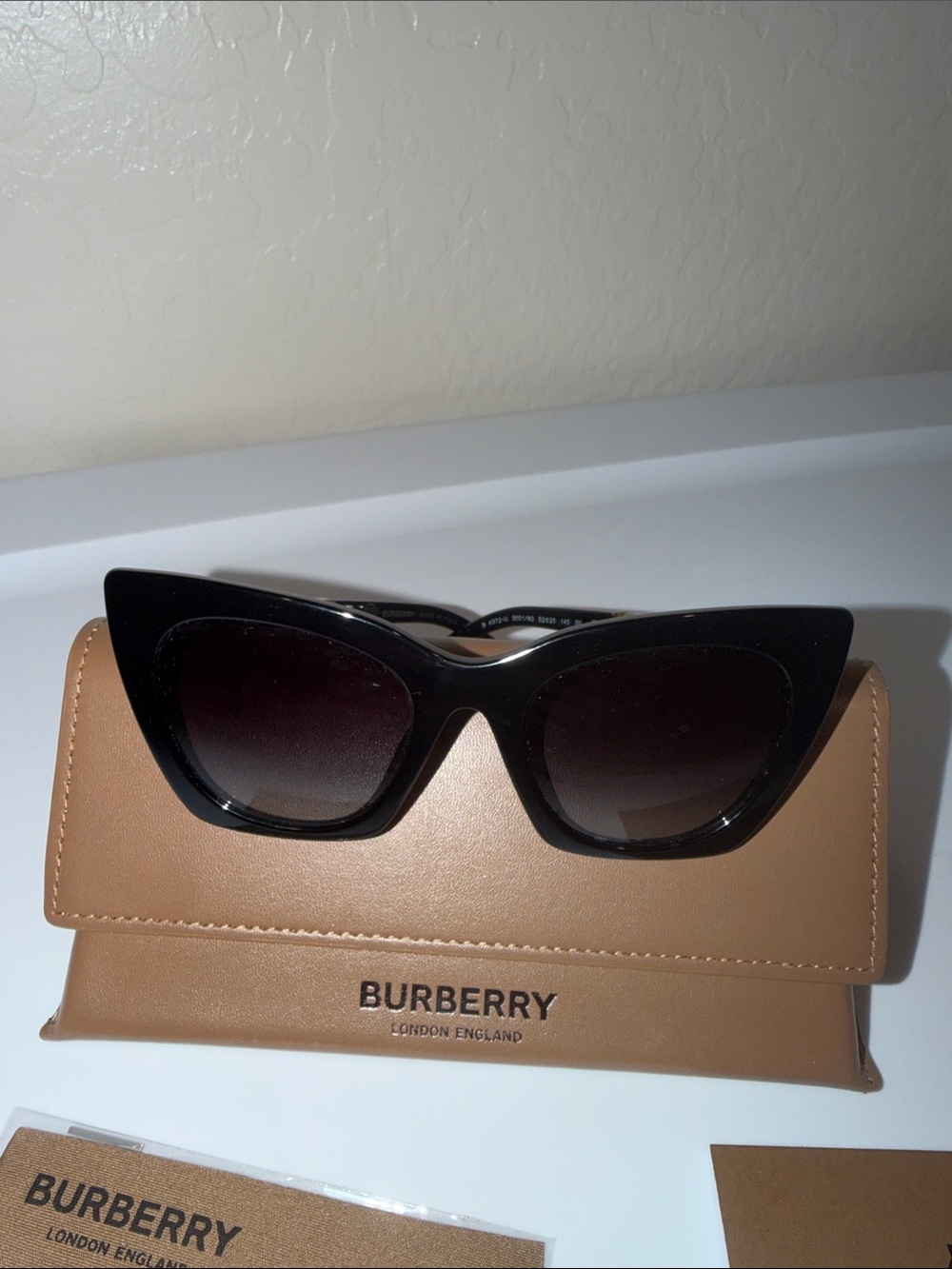 Burberry Black Sunglasses with Gold BURBERRY logo like new worn once - Picture 4 of 8